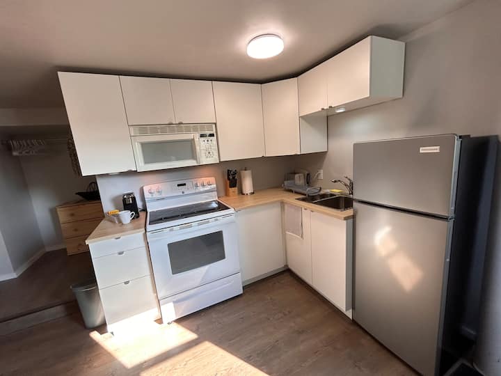 1-bed Private Studio|kitchen - Quiet & Comfortable - Yellowknife