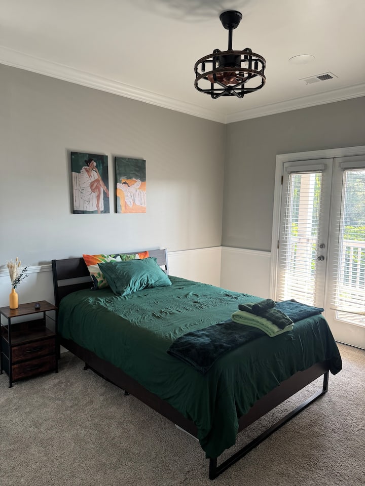 Emerald Room Retreat In Lakewood Shared Home - Atlanta, GA