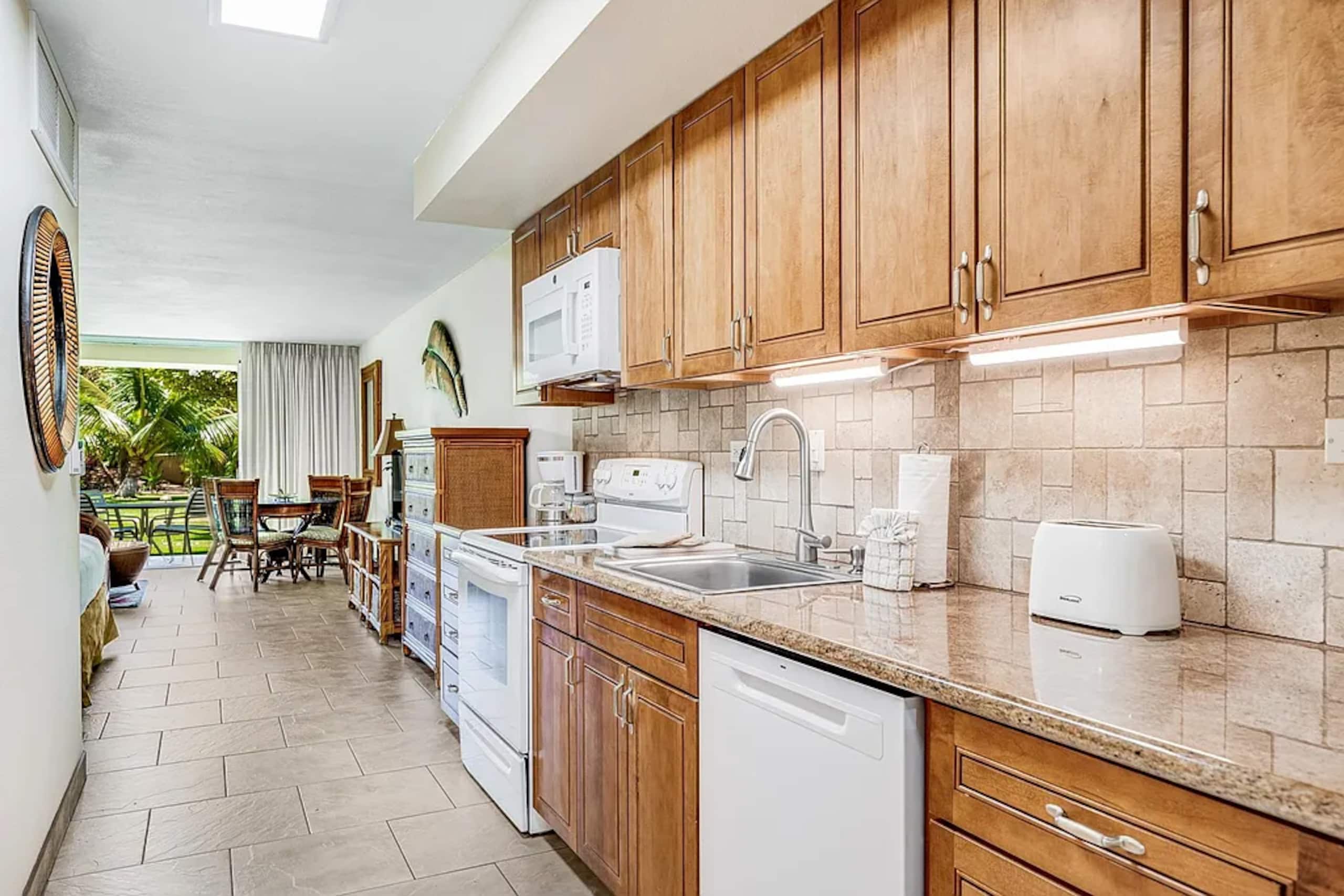 Condo in Lahaina · ★4.75 · 1 bedroom · 2 beds · 1 bath - Image 4