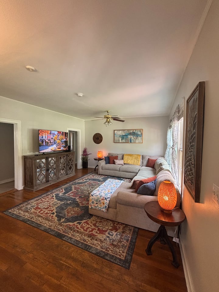 Belle Of The Burg-king Bed, Full Kitchen, Wash/dry - Hattiesburg Zoo, Hattiesburg