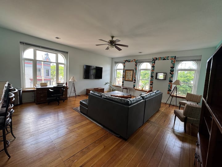 The Mica Inn: Kenosha's Most Spacious Lodging! - Kenosha, WI