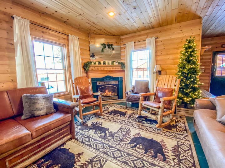 Northwoods Village| Ski-in/out |Snowmobile Access - Ironwood, MI
