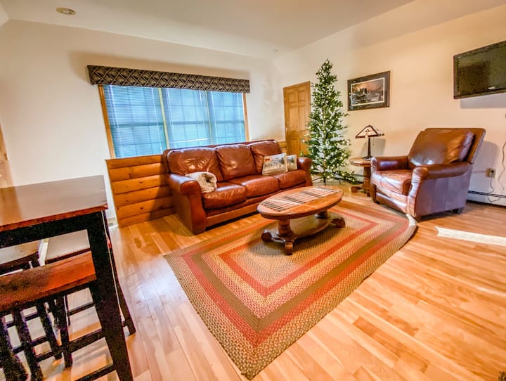 The Loft - Ski In/ski Out/ Snowmobile Access - Ironwood, MI