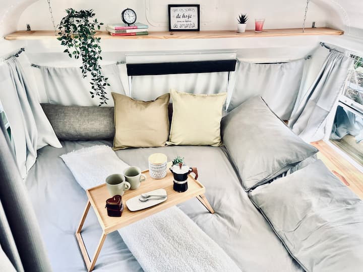 המיטה בגודל קינג סייז תאפשר לכם לנוח בנוחות ועם מספיק מקום למנוחה שמגיעה לכם אחרי יום של הרפתקאות! 