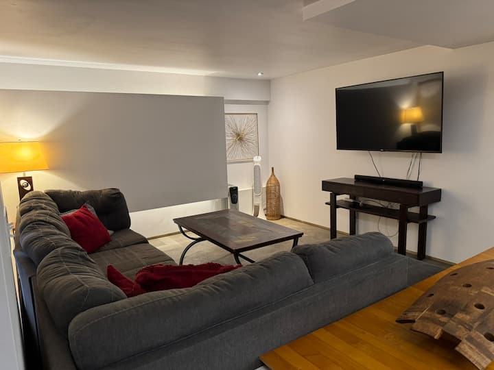 The Hardwood Haven *With Parking* - Tuttle Creek Lake, KS