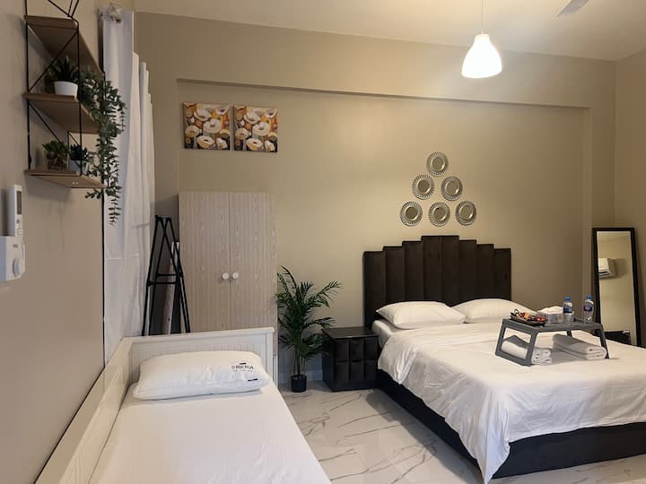 Modern Studio Room | Prime Location | Sleeps 4 - Dubaï