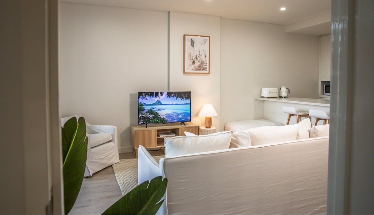 Top performing Airbnb: Coastal Bliss Retreat - King Bed Luxury in Wollongong