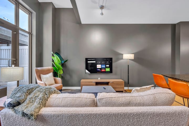The Playhouse Suites 1bd | Parking | Downtown - Cleveland, OH