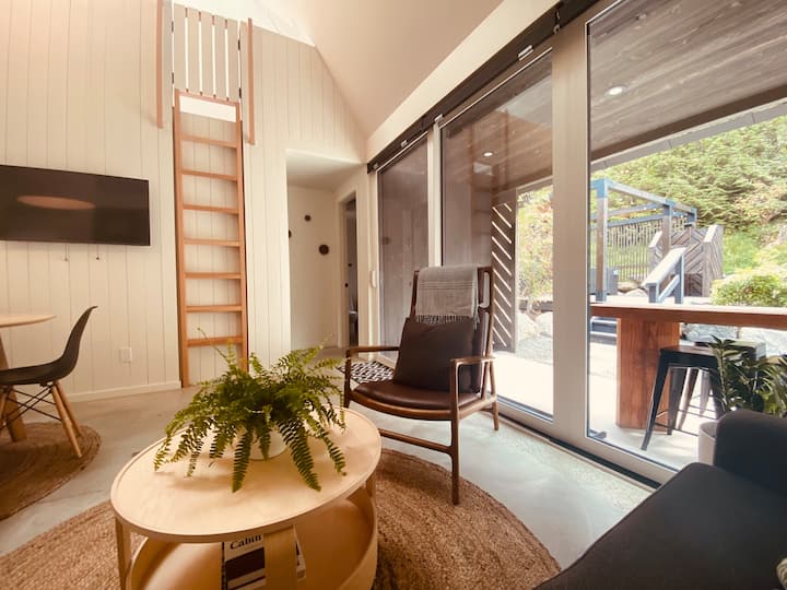 Fern’s Edge Cabin | Hot Tub + Outdoor Shower - Port Renfrew
