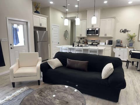 Top performing Airbnb: Modern 3BR Home: Pergola & Yard Oasis-Pet Friendly in Harlingen