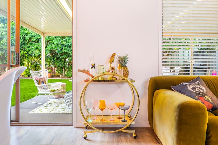 Funky Flamingo Beach House, Unique & Dog Friendly! - Bribie Island