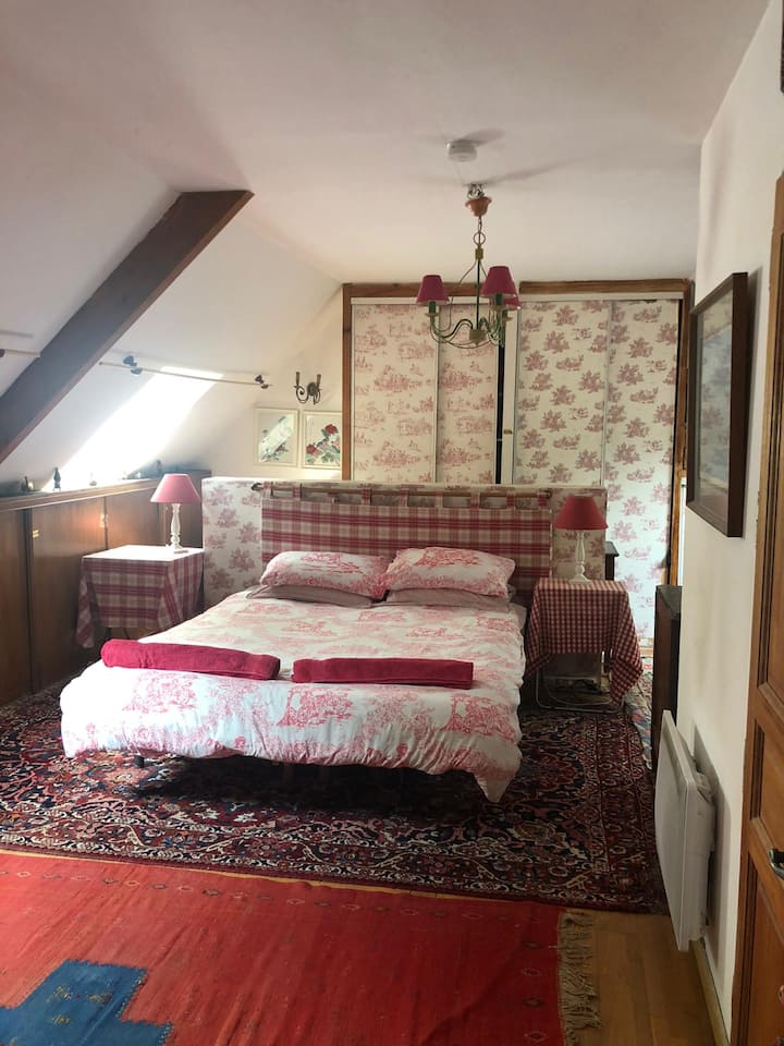 Veľká manželská posteľ s vlastnou kúpeľňou