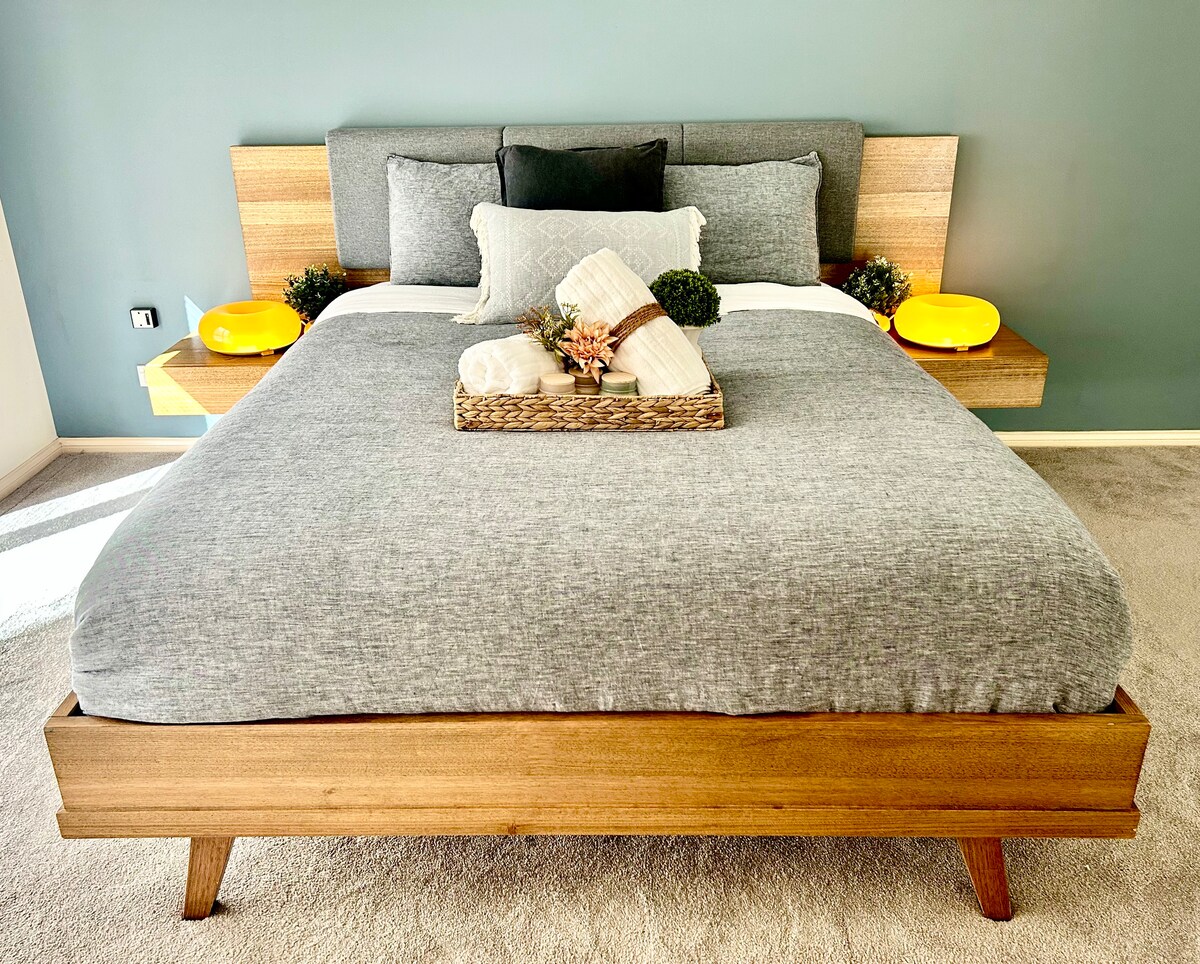 Შეაბიჯეთ ამ თანამედროვე მუქ ნაცრისფერ განმარტოებაში მცურავი საწოლთან მდგარი მაგიდებითა და შთამბეჭდავი მოპირკეთებით. Თქვენი პირადი საცხოვრებელი სპის მსგავსი მოპირკეთებით და პირდაპირი წვდომით აყვავებულ უკანა ეზოსა და გოლფის პანორამულ მოედნებზე, დილა არ არის უფრო მშვიდი, ვიდრე ეს