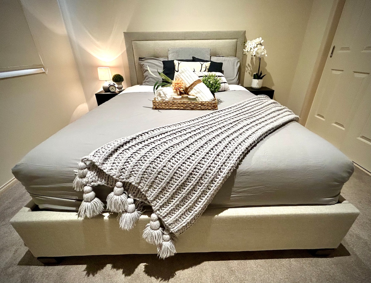 Ეს დახვეწილი ნაცრისფერი თემატიკა თანამედროვე დიზაინსა და კომფორტს ერწყმის. Გაატარეთ მშვიდი დილა ლანდშაფტური წინა ბაღის მომხიბლავი ხედით და ალუბლის ხის მტირალა პირდაპირ თქვენი ფანჯრიდან, თქვენი ფანჯრიდან ტურნირის მომხიბლავი ხედებით