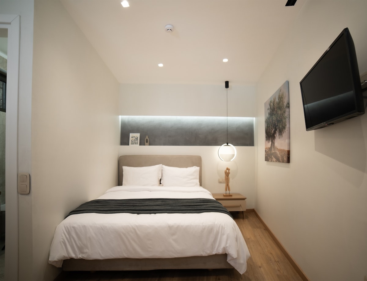 Сместувањето има удобен брачен кревет (широк 150-179 см) со квалитетна постелнина, кој нуди идеални услови за релаксирачки и пријатен сон.