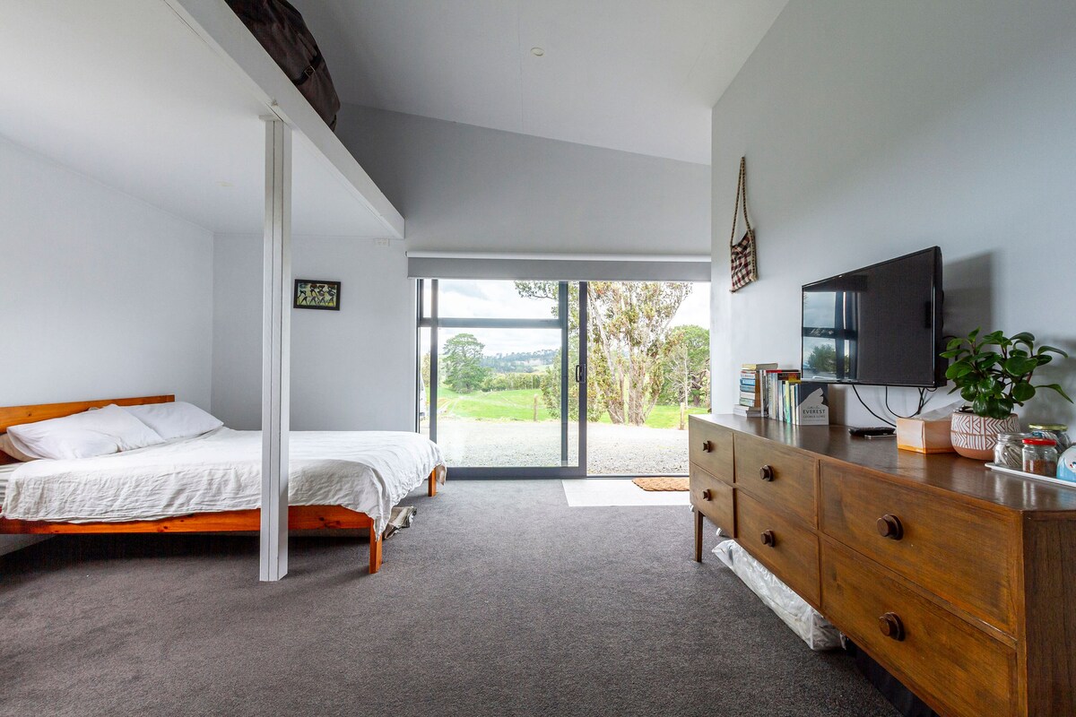 4号卧室非常大，设有外部入口，可欣赏美丽的乡村景观。  它可以进入主屋的内部通道，套房与 
主卧。有两张宽敞的厚泡沫床垫可供儿童使用，还有一张便携式婴儿床。