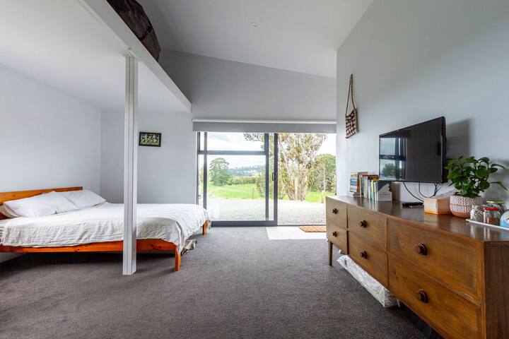 Spavaća soba 4 golema je s vanjskim ulazom i lijepim pogledom na ruralna područja.  Ima interni pristup glavnoj kući, a kupaonica se dijeli s 
Glavna spavaća soba. Djeci su na raspolaganju dva velika i debela pjenasta madraca i Portacot.