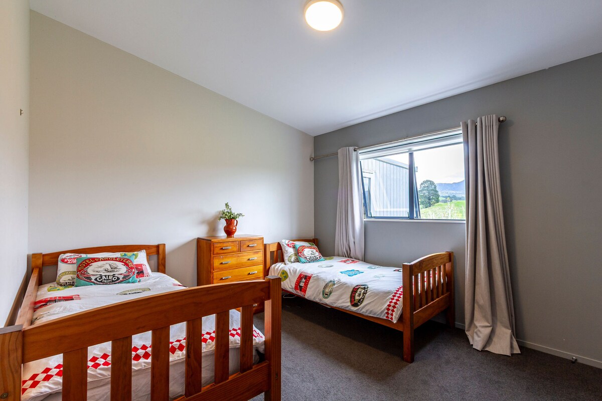 3号卧室配备两张单人床和一个抽屉柜。