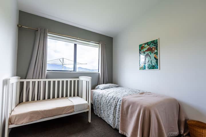 Spavaća soba 2 ima jedan veliki bračni krevet, jedan krevet za jednu osobu (krevetić na fotografiji premješten je u spavaću sobu 4)