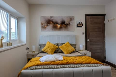 Top performing Airbnb: Luxe 5-Bedrooms Home Private Hot Tub Sleeps 13 in Manchester