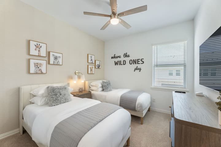 Soba koja je savršena za mališane.  Djeca će uživati u vlastitim vrhunskim jastucima i madracima od memorijske pjene te u velikom prostoru za pohranu u garderobi.  Gosti će moći gledati svoje omiljene emisije ili igrati igre na 55-inčnom Smart HDTV-u.