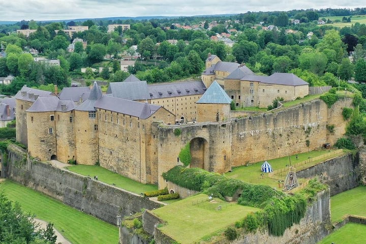 Bien Situé Et Calme. Proche Du Château Fort Sedan - Sedán