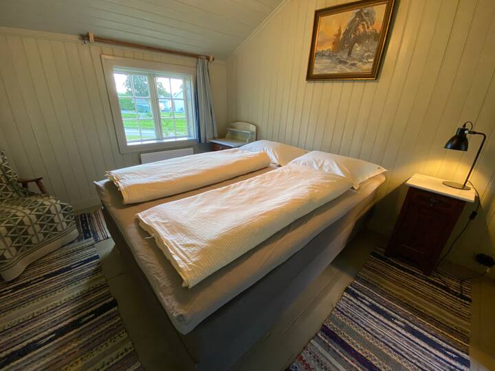 Оваа соба е удобна со нов двоен кревет, стол, куки за закачување крпи и облека и завеси отпорни на светлина на прозорецот.