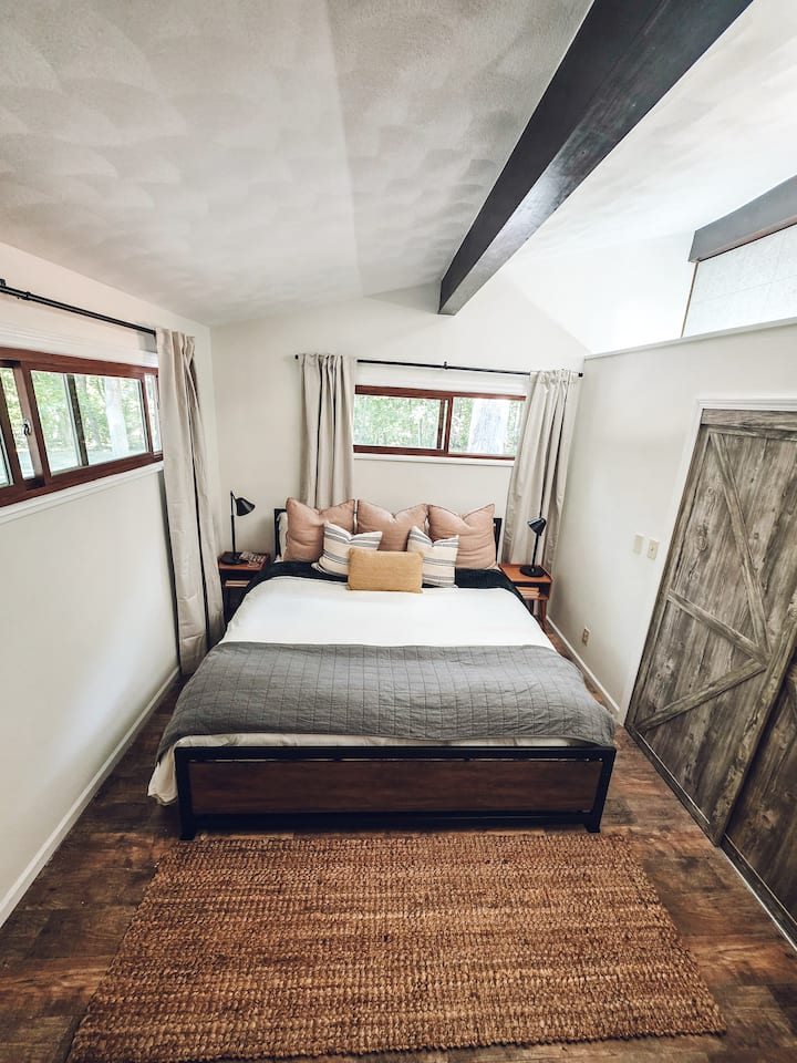Cama tamaño king y un juego adicional de sábanas para este espacio. Espacio de armario disponible con cajones colgantes. Cortinas opacas en ambas ventanas grandes. 