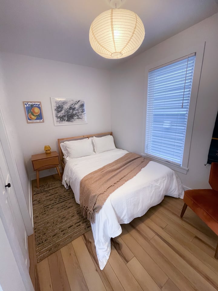 Оваа спална соба има брачен кревет (широк 150-179 см), огледало во цела должина и плакар за складирање облека.