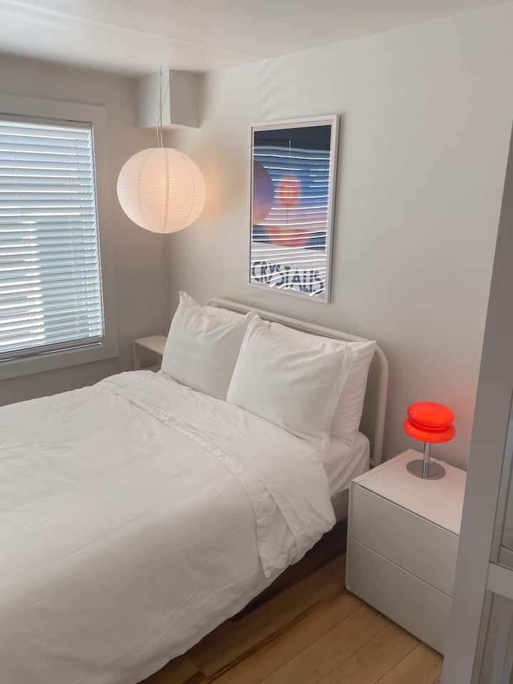 Уживајте во променливо осветлување и ретро декор во оваа спална соба!