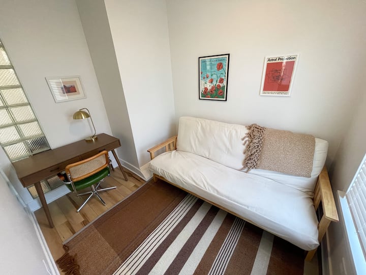 Овој футон лесно се протега во двоен кревет за 2 лица. Оваа соба има и простор наменет за работа (1 од 2 во станот).