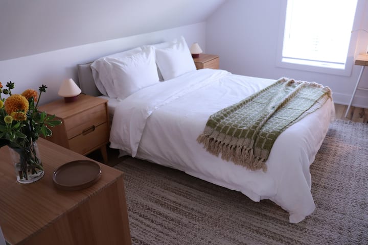 Оваа спална соба на најгорниот кат има брачен кревет (широк 150-179 см), како и плакар и фиоки за чување облека.