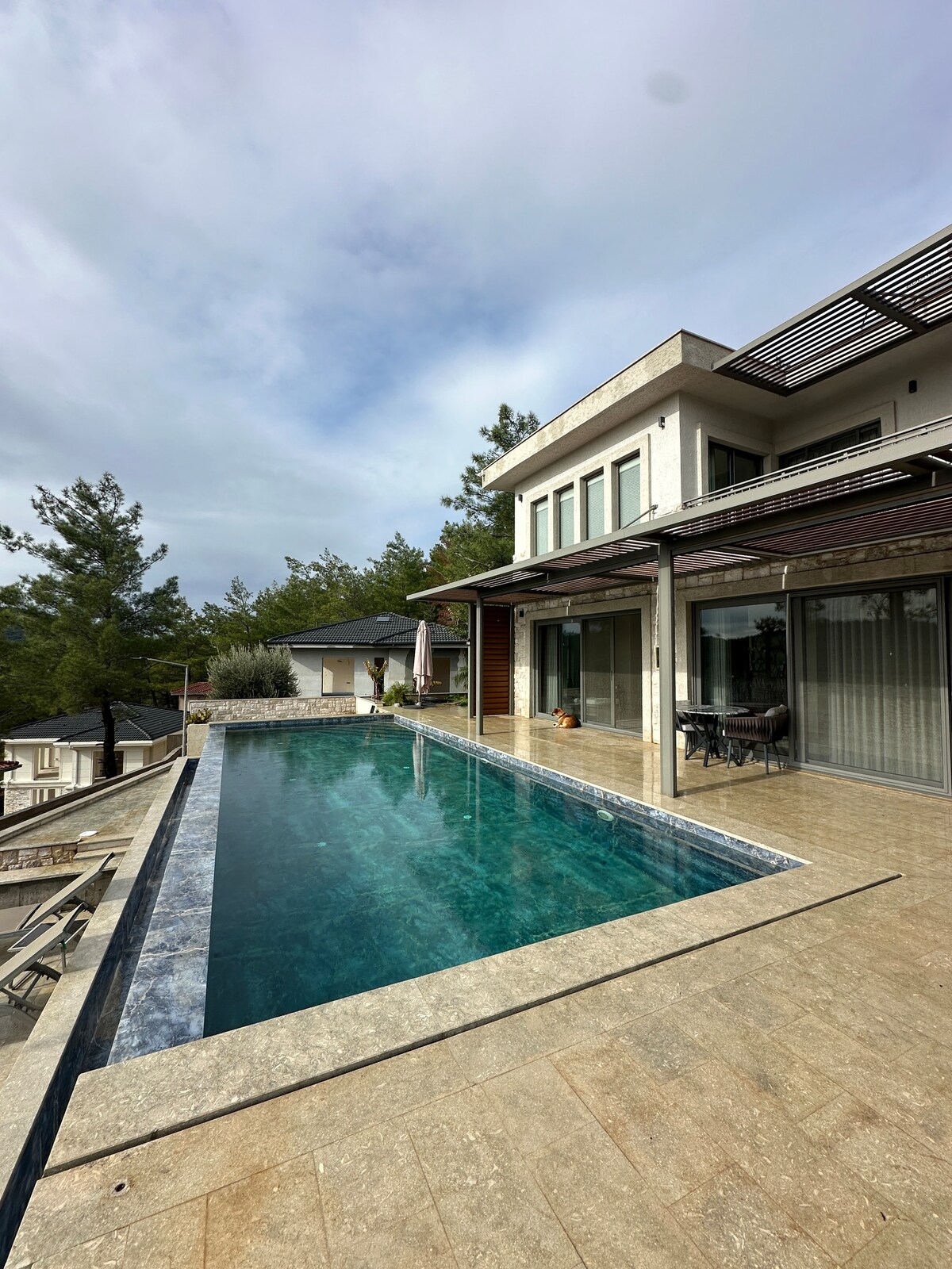 Doğayla İç İçe Zarif Villa | Sonsuzluk Havuzu