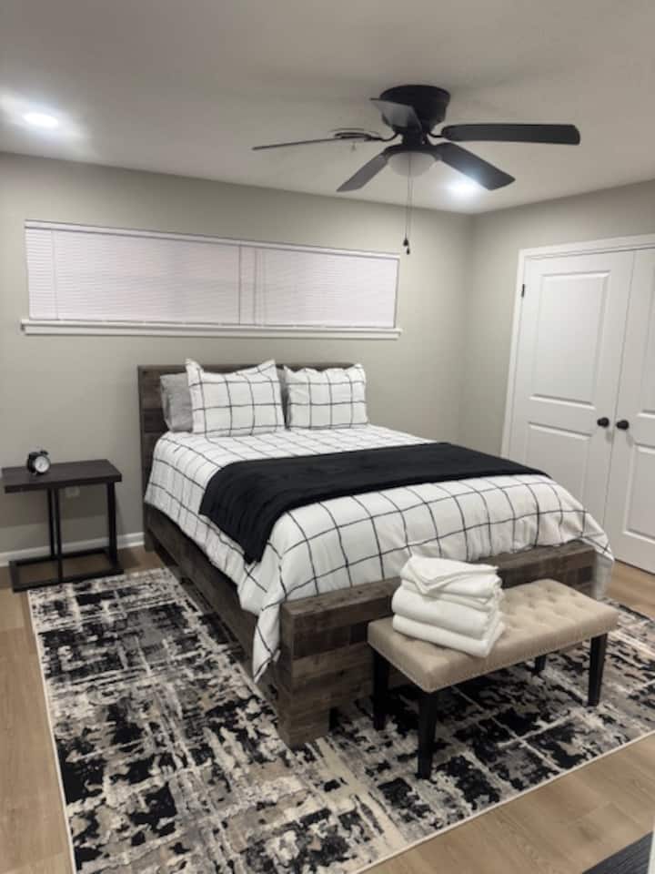 Primarna spavaća soba s vlastitom kupaonicom. 