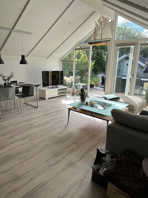 Idyllic cottage, close to the beach.