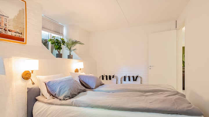 חדר שינה 2 – מושלם לזוגות
2 מקומות לישון: מיטה זוגית אחת (160x200 ס"מ)
נוף לגינה עם תריסים בשלט רחוק
שני מעמדים למזוודות, מראה באורך מלא, ווים לבגדים ומייבש שיער
4 שקעי חשמל בכל צד של המיטה לטעינה במהלך הלילה