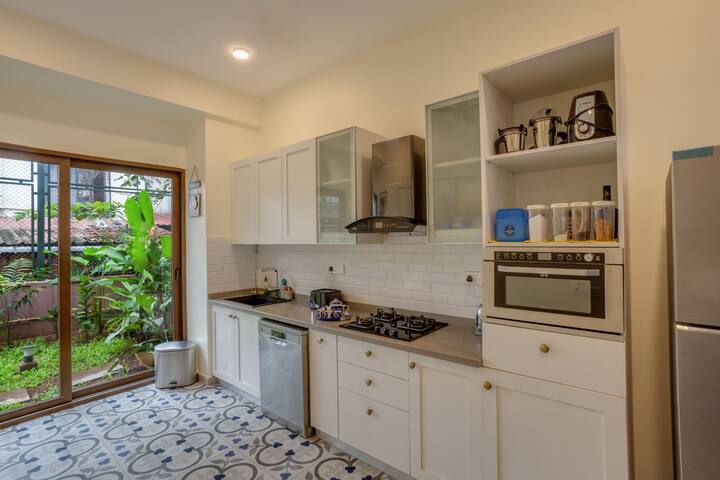 Full kitchen image 1