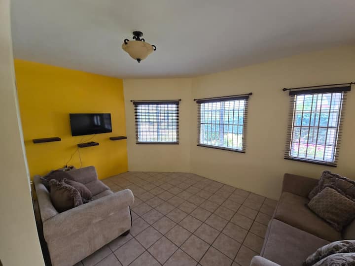 Golden Garden Apt - Saint John's