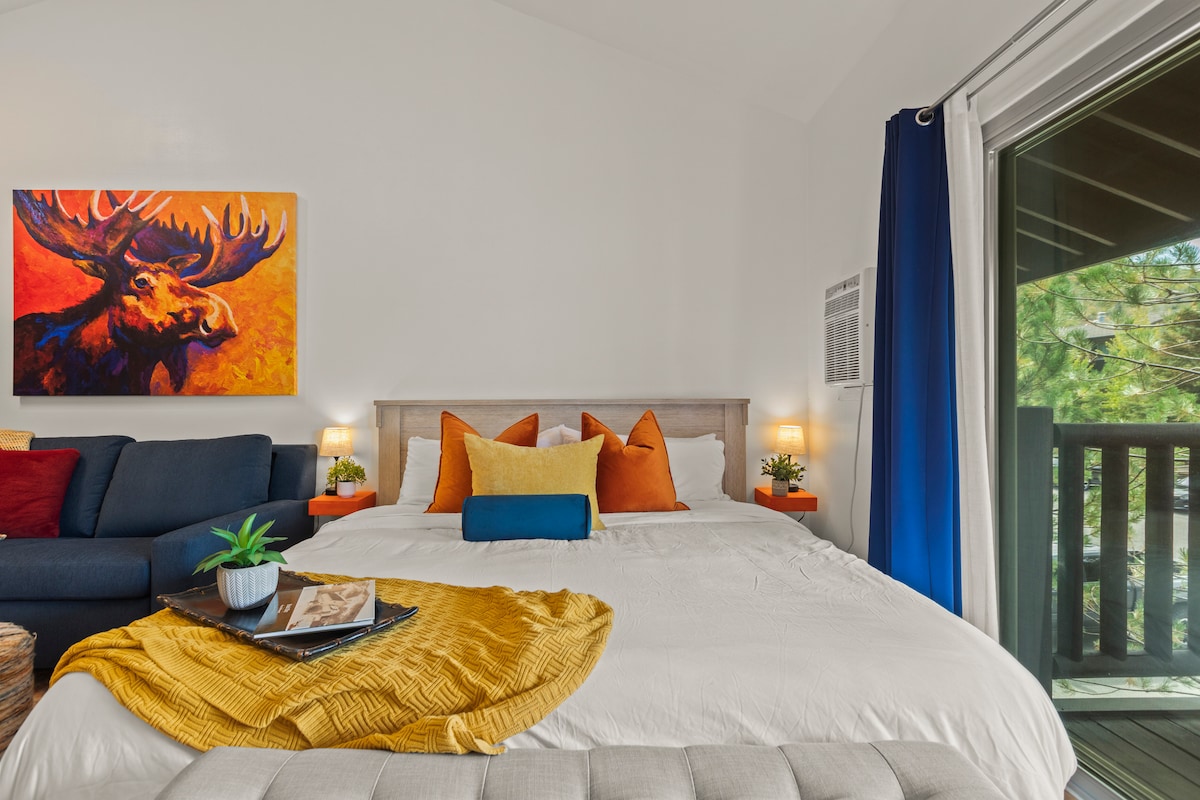 Cómoda cama tamaño king lista para relajarse y dormir bien por la noche