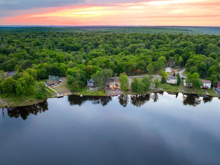 Lakefront • HotTub+Kayaks+Pickleball+Mini Golf - Chalets for Rent in Tobyhanna, Pennsylvania, United States