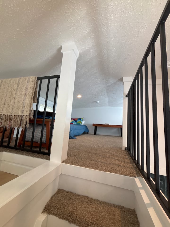 This cozy loft offers two twin beds and a comfortable lounging area perfect for kids or extra guests. With books, games, and soft lighting, it’s a fun and inviting space to relax, read, or unwind after exploring the mountains.️