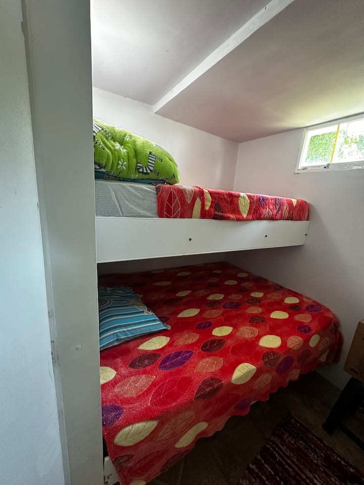 Habitacion ubicada en Planta Baja, frente al comedor interno, dentro de esta habitación se encuentran la lavadora y secadora. 