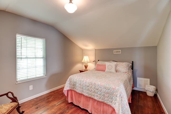 Chambre à l'étage. Lit double avec table de nuit. Ventilateur portatif et deux placards complets. 