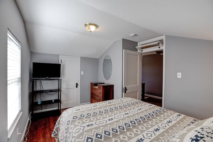 Chambre à l'étage. Lit queen avec une table de chevet. Ventilateur portable dans la chambre. Télévision avec Roku dans la chambre. Placard complet et commode. 