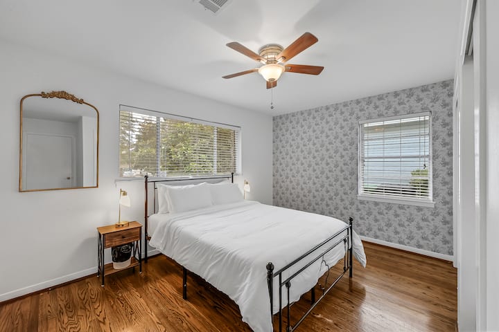 Chumba cha kulala chenye mwangaza chenye ukuta wenye ruwaza