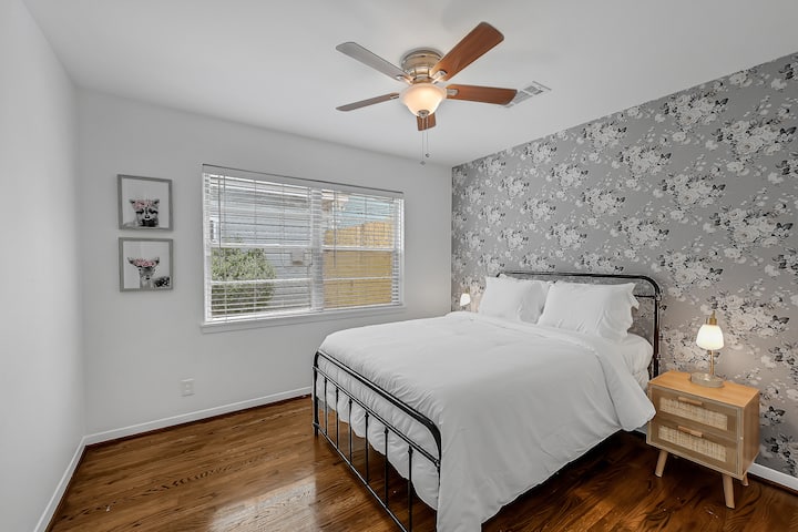 Chumba kizuri cha kulala chenye ukuta wa kifahari