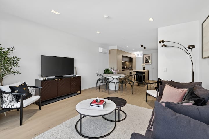City Haven 3 Bed 3.5 Bath + Garage - Christchurch