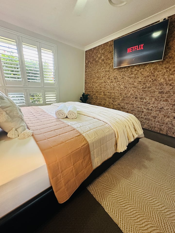 „Soba Brick and Breeze” – Opustite se u glavnoj spavaćoj sobi na bračnom krevetu i uživajte u omiljenim emisijama na televizoru s Netflixom za ugodan i udoban boravak.
