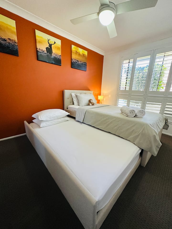 Udobna spavaća soba 2 s glavnim bračnim krevetom i dodatnim krevetom na razvlačenje ispod – odlično za obitelji ili dodatne goste