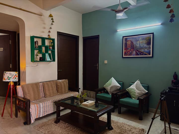 Stylish Floral Private Room | Shared 3bhk | Defcol - New Delhi